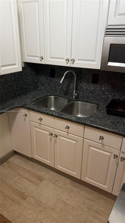 For Rent: $1,800 (1 beds, 2 baths, 2756 Square Feet)