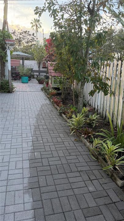 For Rent: $1,800 (1 beds, 2 baths, 2756 Square Feet)