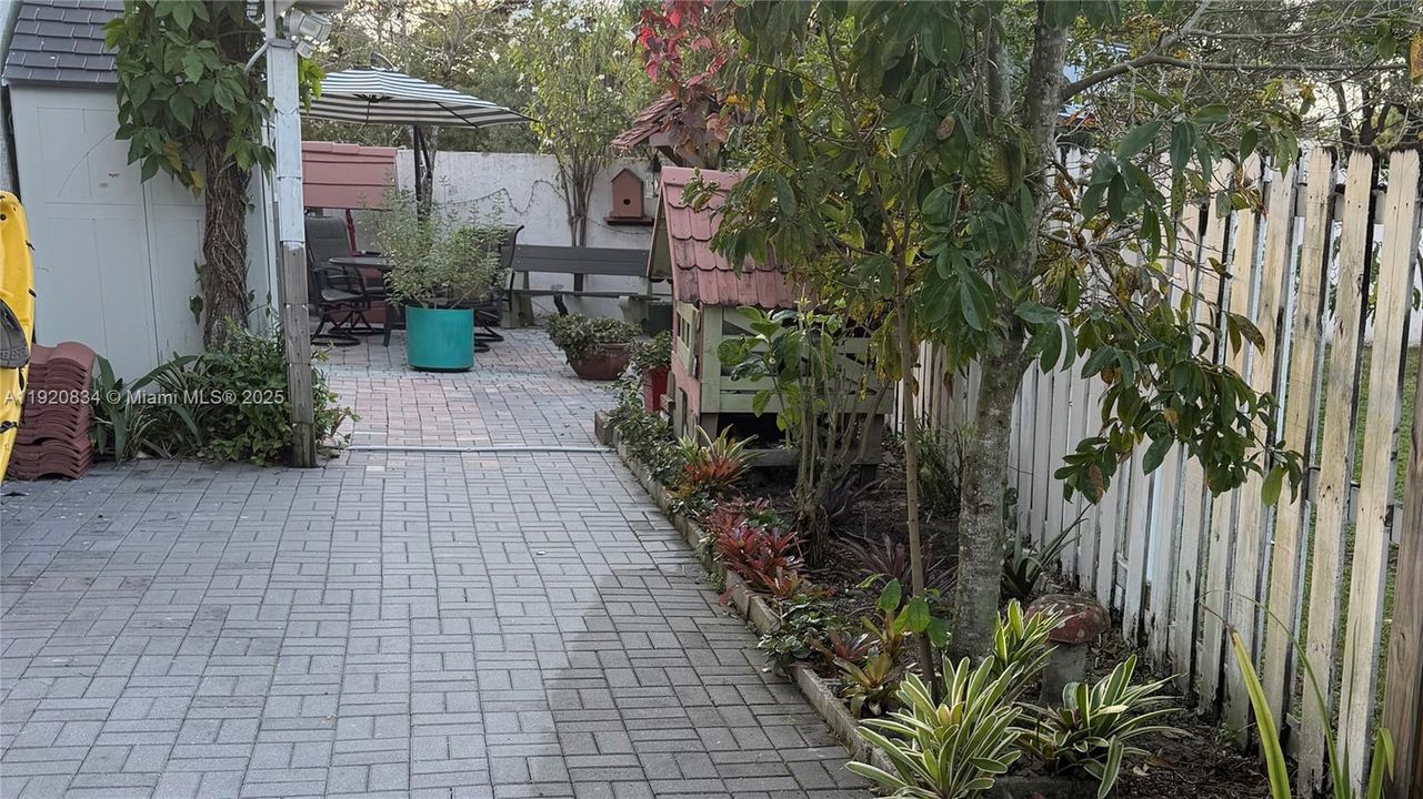 For Rent: $1,800 (1 beds, 2 baths, 2756 Square Feet)