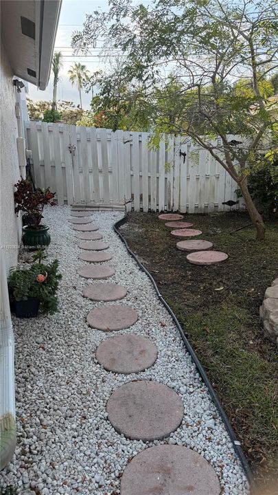 For Rent: $1,800 (1 beds, 2 baths, 2756 Square Feet)