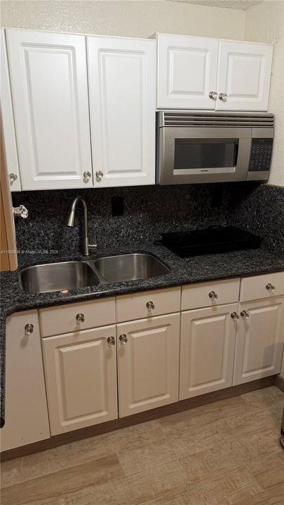 For Rent: $1,800 (1 beds, 2 baths, 2756 Square Feet)