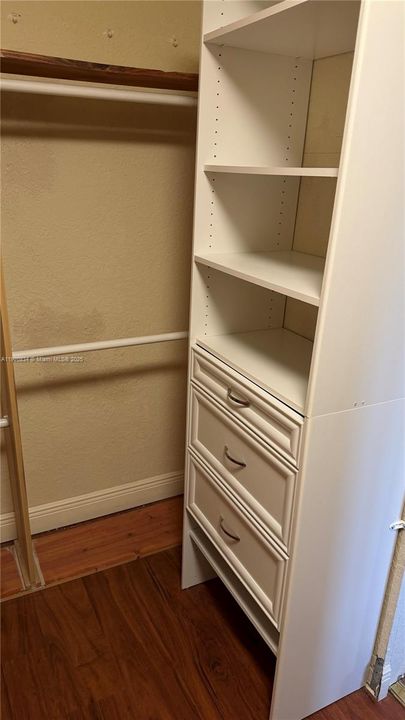 For Rent: $1,800 (1 beds, 2 baths, 2756 Square Feet)