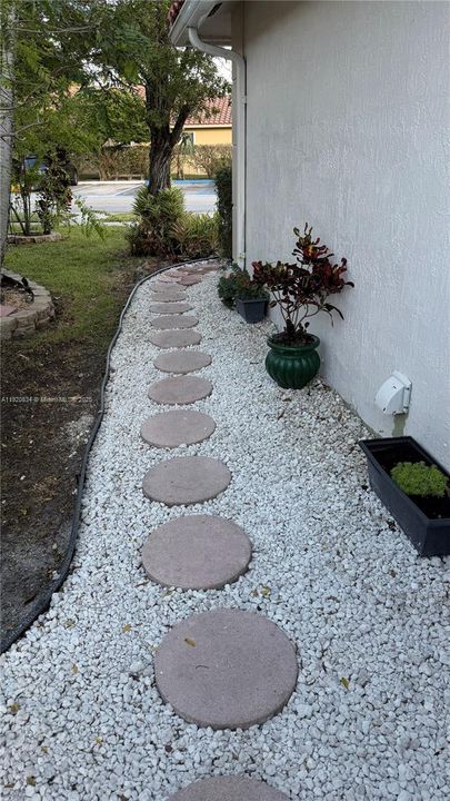 For Rent: $1,800 (1 beds, 2 baths, 2756 Square Feet)