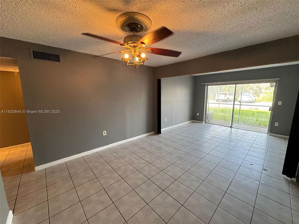 For Rent: $1,450 (1 beds, 1 baths, 800 Square Feet)