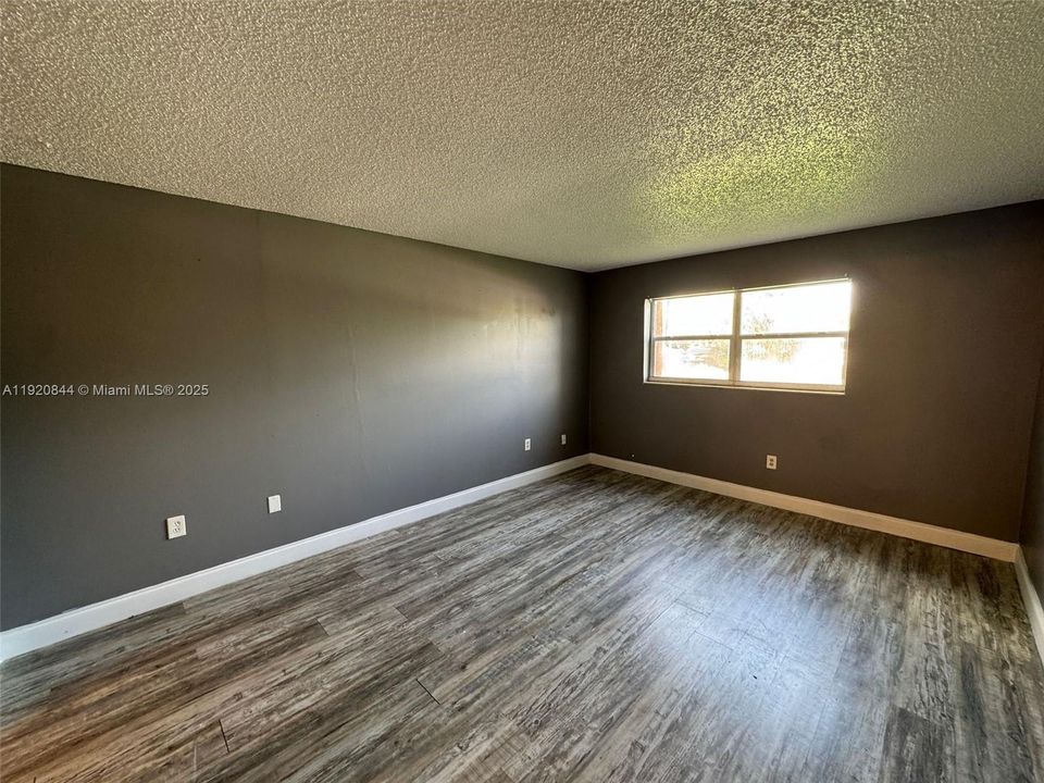 For Rent: $1,450 (1 beds, 1 baths, 800 Square Feet)