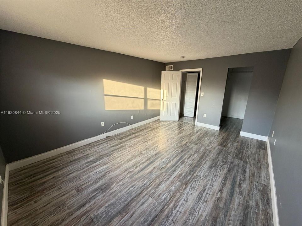 For Rent: $1,450 (1 beds, 1 baths, 800 Square Feet)