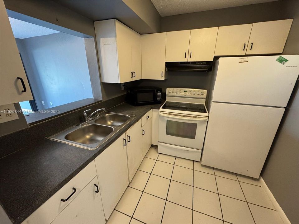 For Rent: $1,450 (1 beds, 1 baths, 800 Square Feet)