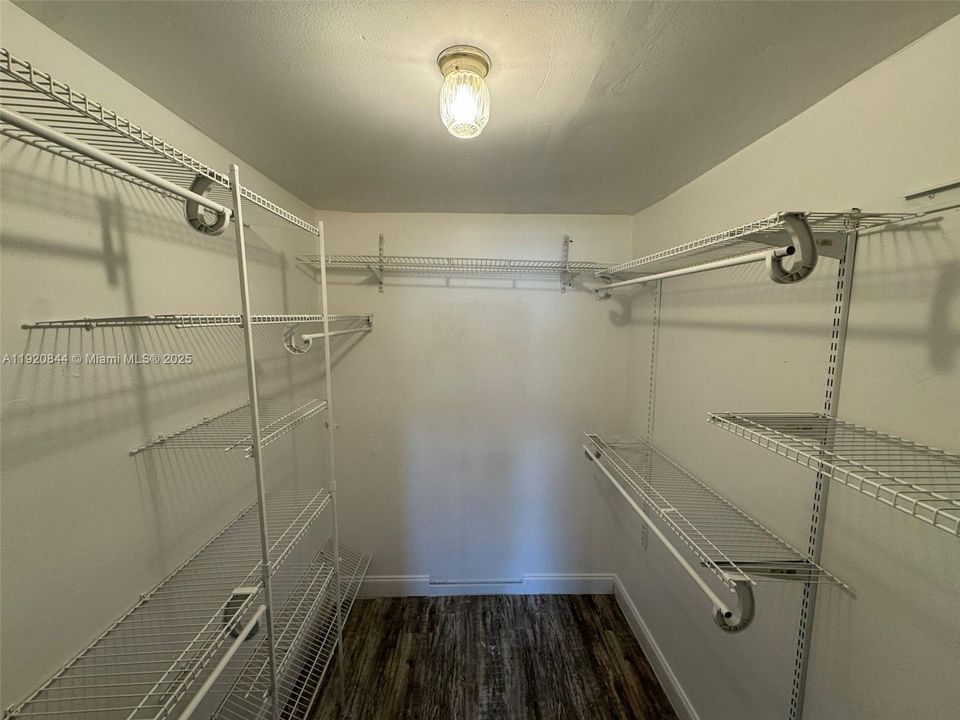 For Rent: $1,450 (1 beds, 1 baths, 800 Square Feet)