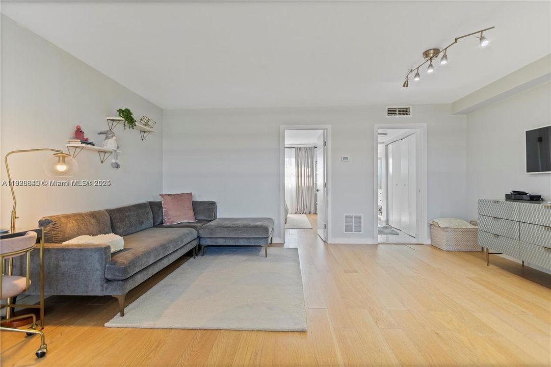 For Sale: $183,900 (1 beds, 1 baths, 660 Square Feet)