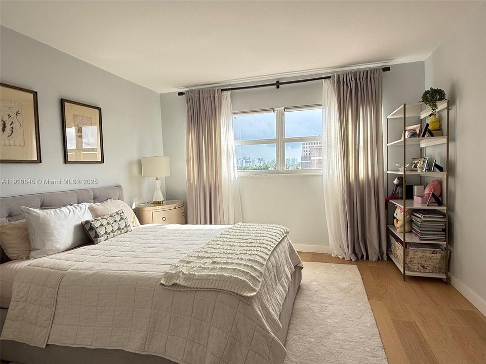 For Sale: $183,900 (1 beds, 1 baths, 660 Square Feet)