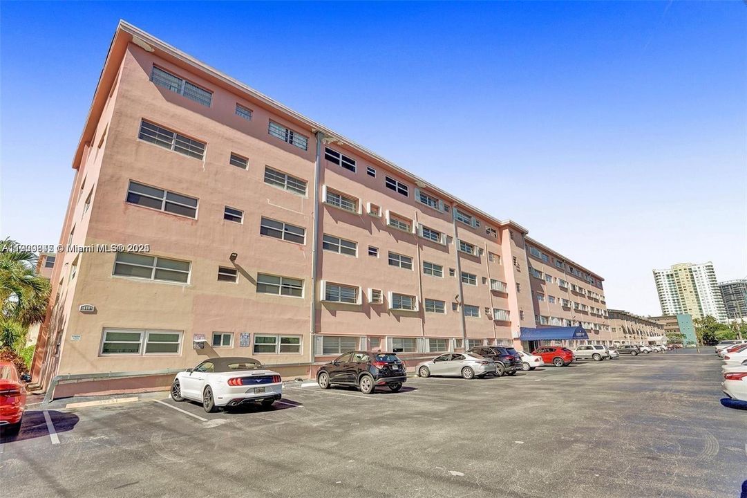 For Sale: $183,900 (1 beds, 1 baths, 660 Square Feet)