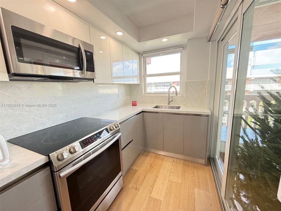 For Sale: $183,900 (1 beds, 1 baths, 660 Square Feet)