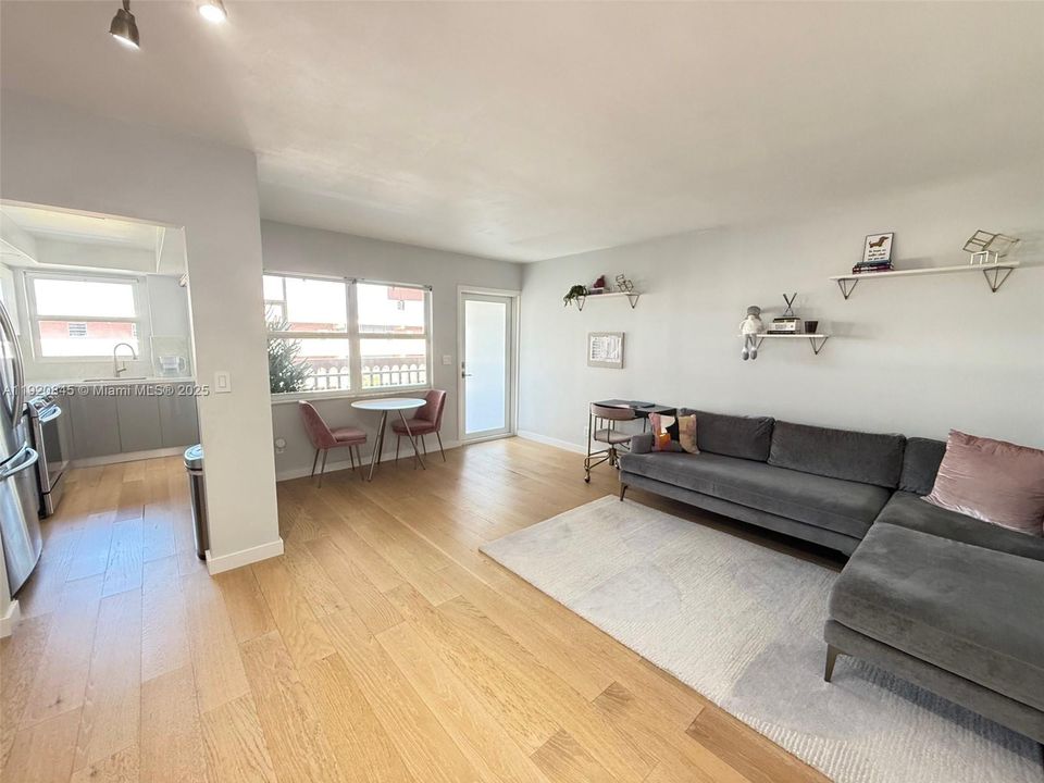 For Sale: $183,900 (1 beds, 1 baths, 660 Square Feet)