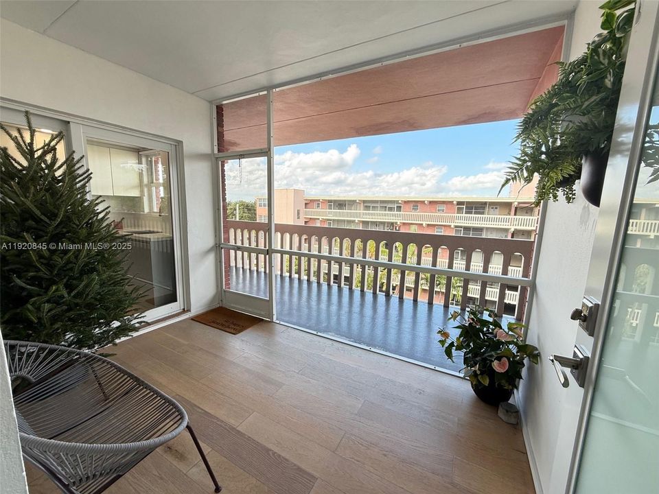 For Sale: $183,900 (1 beds, 1 baths, 660 Square Feet)