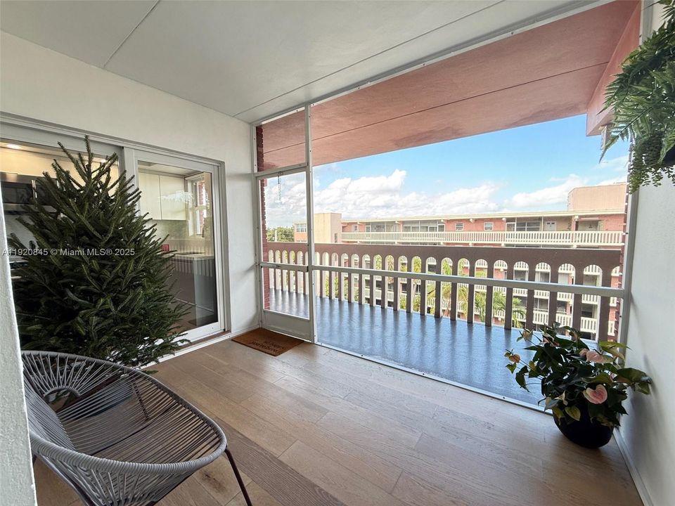 For Sale: $183,900 (1 beds, 1 baths, 660 Square Feet)