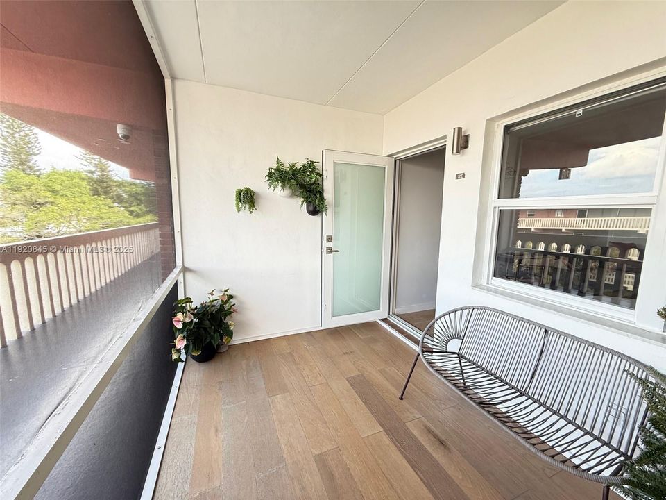 For Sale: $183,900 (1 beds, 1 baths, 660 Square Feet)