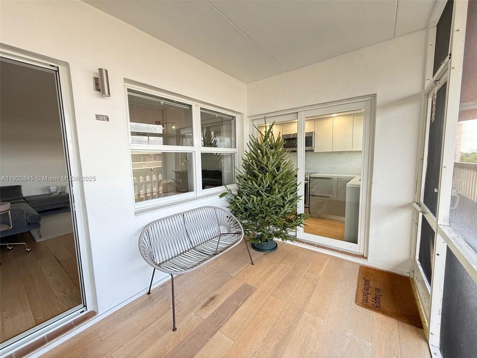 For Sale: $183,900 (1 beds, 1 baths, 660 Square Feet)