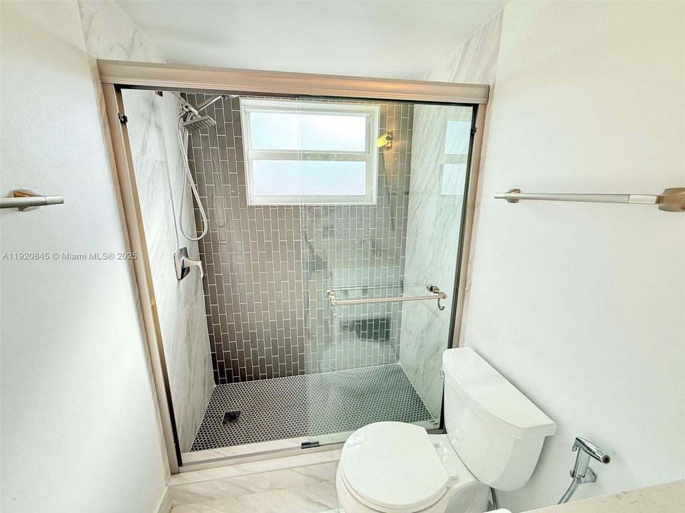 For Sale: $183,900 (1 beds, 1 baths, 660 Square Feet)