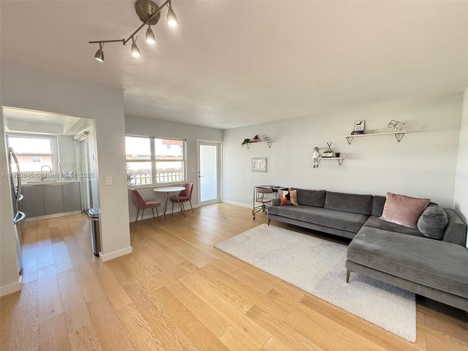 For Sale: $183,900 (1 beds, 1 baths, 660 Square Feet)