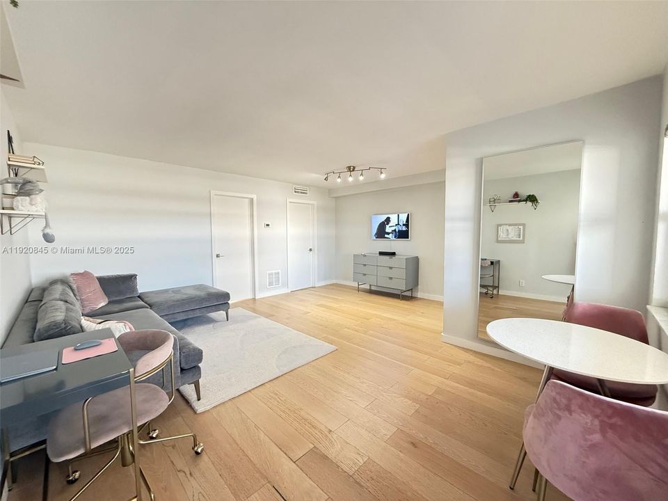 For Sale: $183,900 (1 beds, 1 baths, 660 Square Feet)