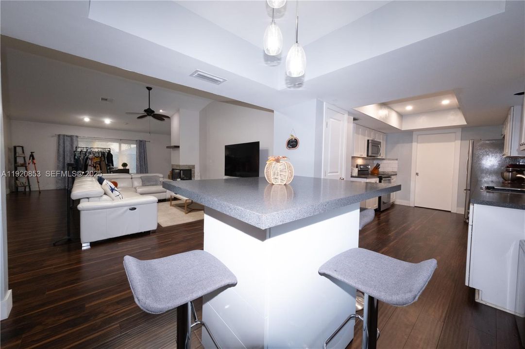 В аренду: $4,000 (3 спален, 2 ванн, 2071 Квадратных фут)