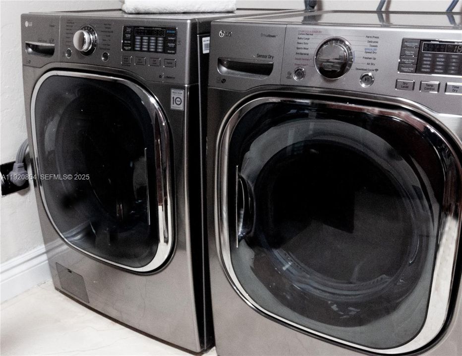Modern Washer & Dryer