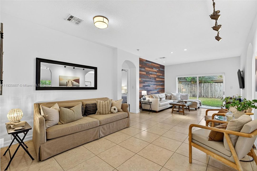 На продажу: $619,000 (3 спален, 2 ванн, 1582 Квадратных фут)