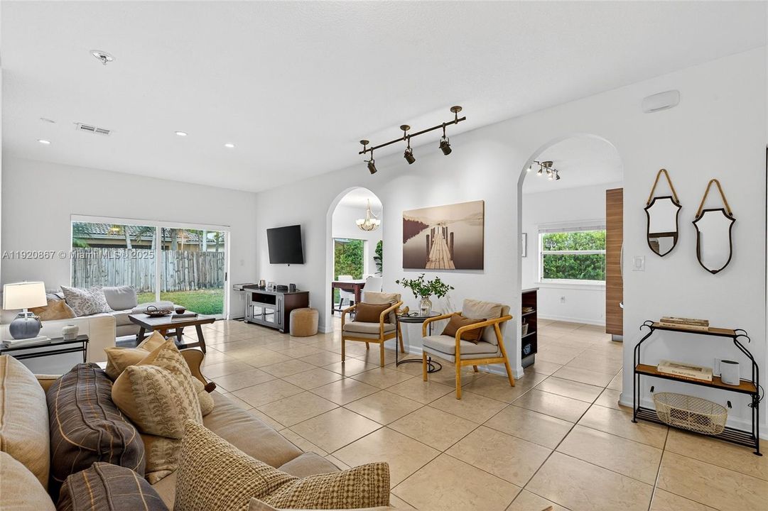 На продажу: $619,000 (3 спален, 2 ванн, 1582 Квадратных фут)