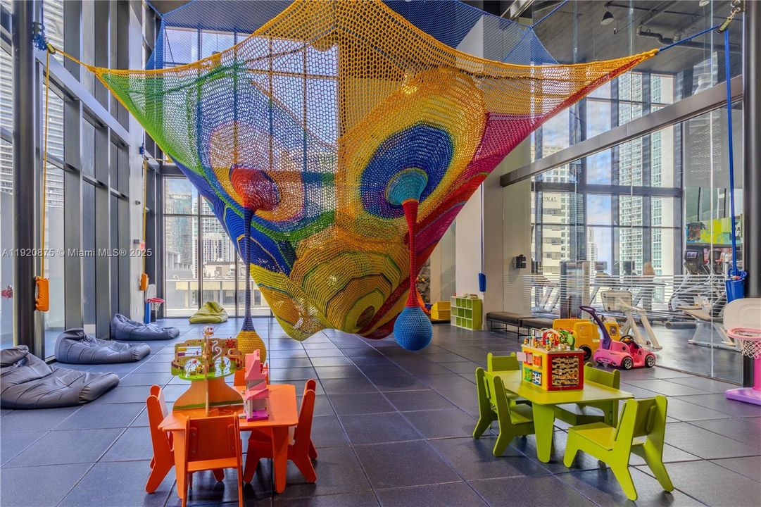 合同活跃: $4,100 (1 贝兹, 1 浴室, 651 平方英尺)