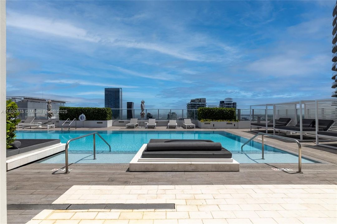 合同活跃: $4,100 (1 贝兹, 1 浴室, 651 平方英尺)