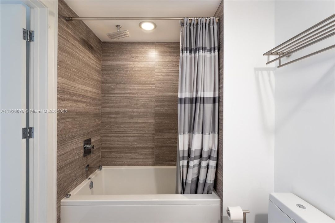 合同活跃: $4,100 (1 贝兹, 1 浴室, 651 平方英尺)