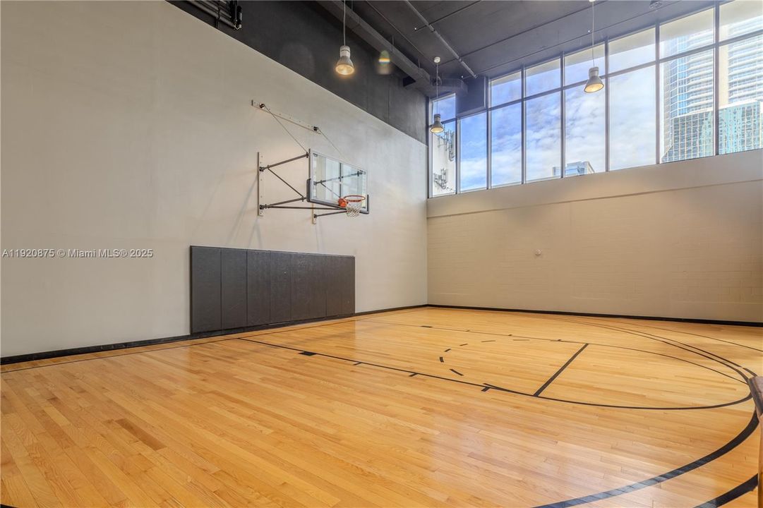 合同活跃: $4,100 (1 贝兹, 1 浴室, 651 平方英尺)