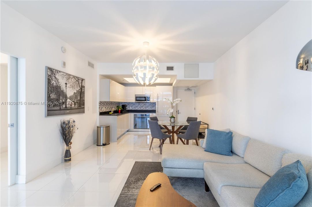 合同活跃: $4,100 (1 贝兹, 1 浴室, 651 平方英尺)