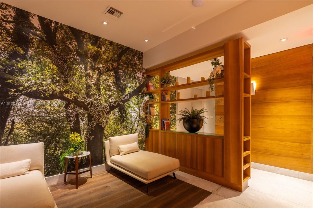 合同活跃: $4,100 (1 贝兹, 1 浴室, 651 平方英尺)