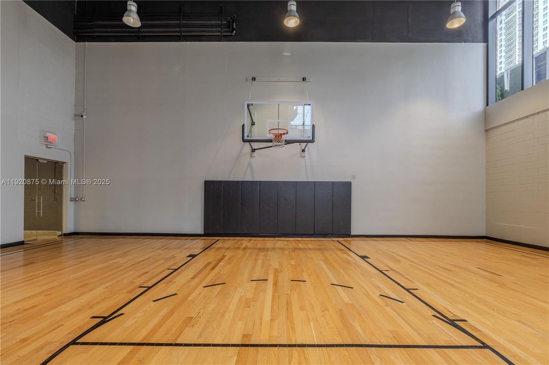 合同活跃: $4,100 (1 贝兹, 1 浴室, 651 平方英尺)