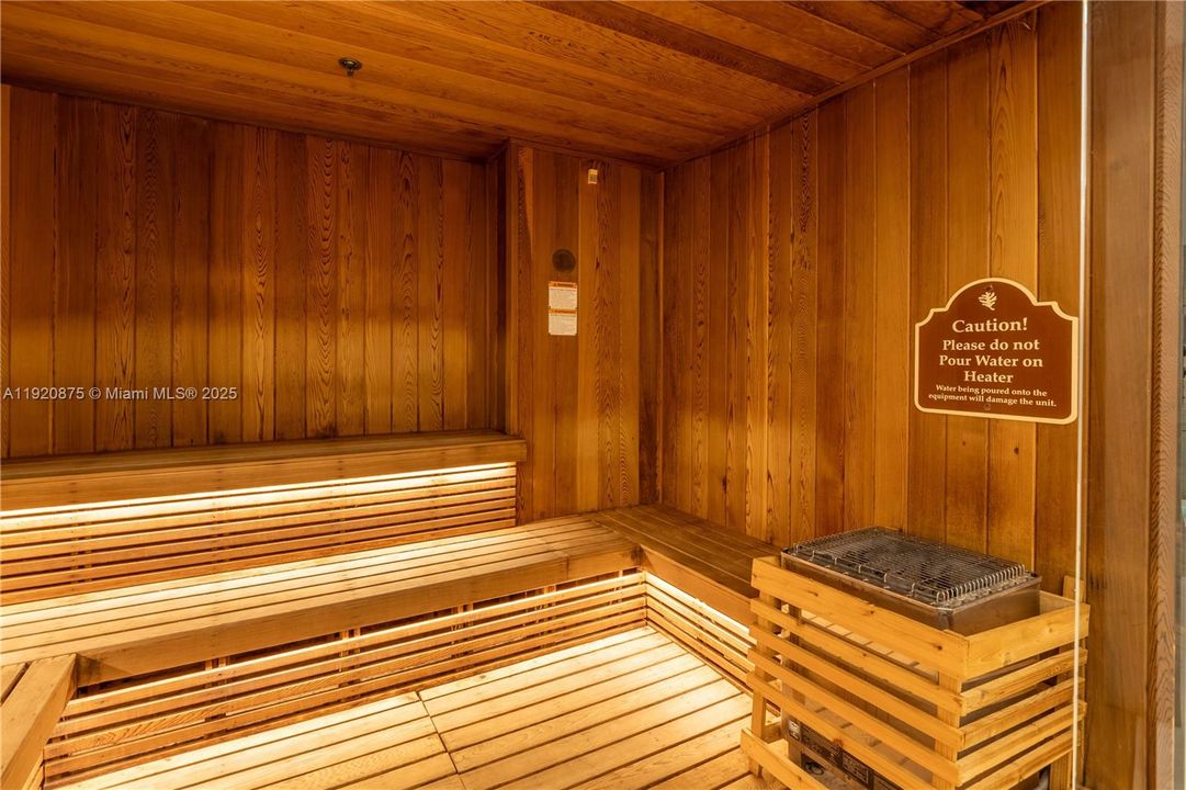 合同活跃: $4,100 (1 贝兹, 1 浴室, 651 平方英尺)