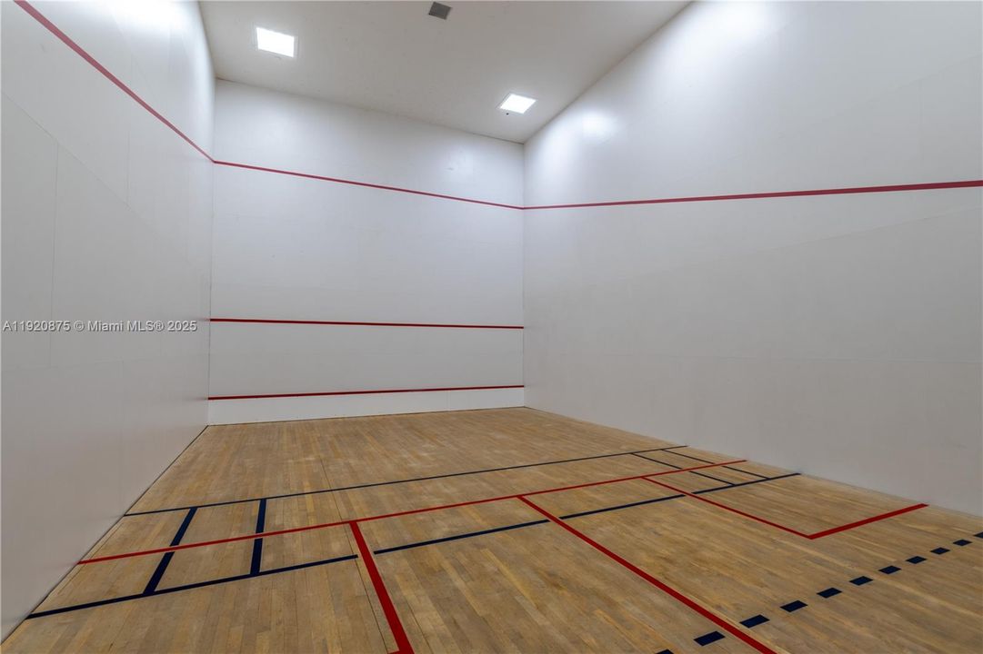 合同活跃: $4,100 (1 贝兹, 1 浴室, 651 平方英尺)