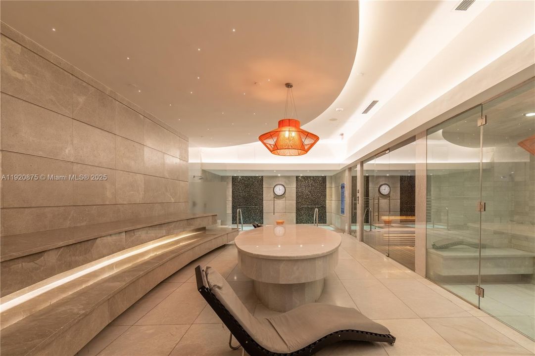 合同活跃: $4,100 (1 贝兹, 1 浴室, 651 平方英尺)