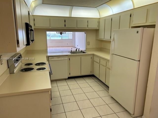 For Sale: $149,999 (2 beds, 2 baths, 1370 Square Feet)