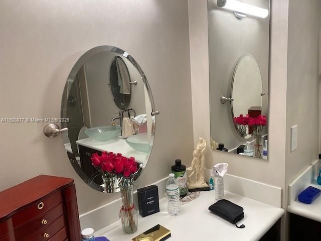 На продажу: $330,000 (2 спален, 2 ванн, 1215 Квадратных фут)