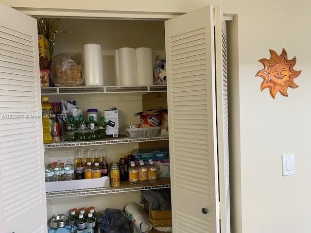 На продажу: $330,000 (2 спален, 2 ванн, 1215 Квадратных фут)