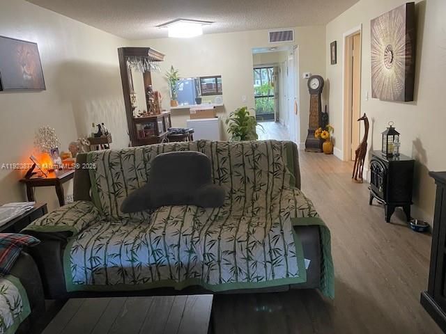 На продажу: $330,000 (2 спален, 2 ванн, 1215 Квадратных фут)