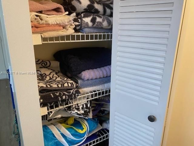 На продажу: $330,000 (2 спален, 2 ванн, 1215 Квадратных фут)