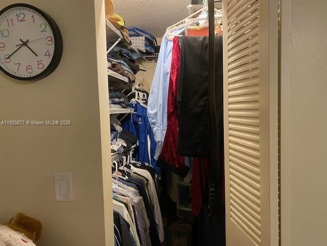 На продажу: $330,000 (2 спален, 2 ванн, 1215 Квадратных фут)