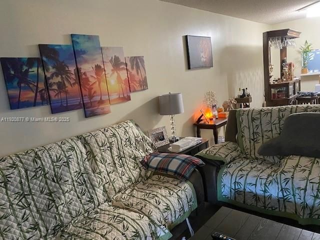 На продажу: $330,000 (2 спален, 2 ванн, 1215 Квадратных фут)