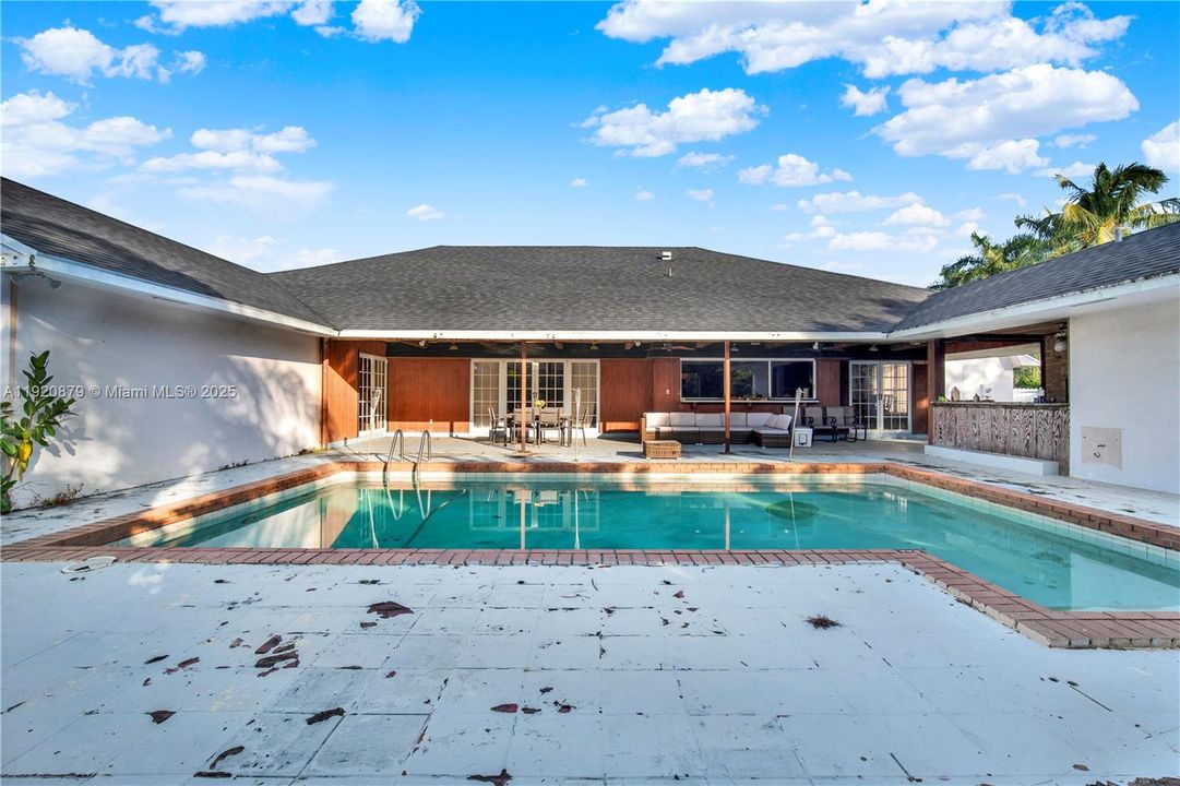 For Sale: $890,000 (4 beds, 2 baths, 3850 Square Feet)