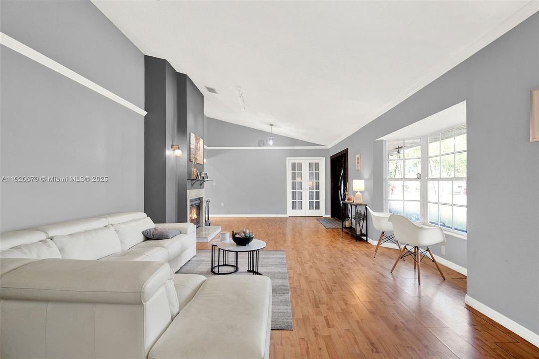 For Sale: $890,000 (4 beds, 2 baths, 3850 Square Feet)