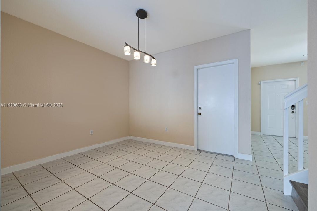 For Rent: $2,800 (3 beds, 2 baths, 1560 Square Feet)