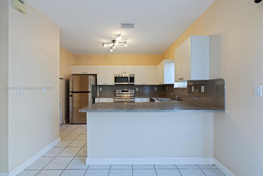 For Rent: $2,800 (3 beds, 2 baths, 1560 Square Feet)