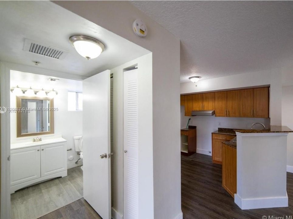 For Rent: $2,050 (2 beds, 2 baths, 892 Square Feet)